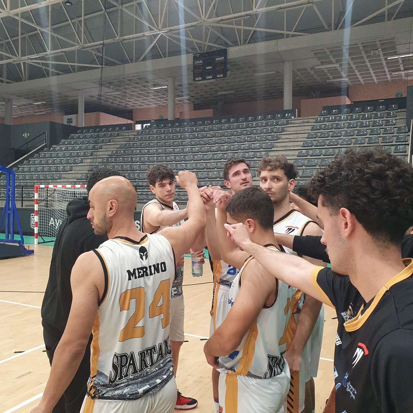 CRÓNICA | NACIONAL N1 MASC. T25/26 | J23ª | El CB Benahavís cae frente al Cimbis San Fernando (Cádiz) por 90 a 57

Buen planteamiento defensivo del equipo gaditano, que controlaron bien a los jugadores referentes de Benahavís para llevarse una cómoda victoria final.

Aunque el primer cuarto estuvo bastante equilibrado, donde prevalecieron los ataques sobre las defensas, acababa con un esperanzador 24 a 20 para Cimbis. Un espejismo en el segundo cuarto, con una férrea defensa aplicada por los locales que dificultaban los ataques de Benahavis, y llevarse el parcial por 24 a 12, dejando el electrónico al descanso con 48 a 32.

Ya con 16 puntos a favor de los locales, tras la pausa, los de la costa del sol debían aplicarse mejor en defensa, e intentar solventar con éxito sus ataques. Pero Cimbis seguía con su acierto perimetral, y muy intensos en los rebotes en ambos lados del campo, lo que le daba ventajas en el tercer cuarto de nuevo por 19 a 14, y resultado 67 a 46, con 21 puntos de ventaja.

En el ultimo cuarto, con el equipo de Benahavis mermado con faltas, y superados en acierto de nuevo con claridad por su rival, perdía el parcial por 23 a 11, y el partido que ganaban merecidamente los de San Fernando, por 90 a 57.

La falta de rotaciones debido a las lesiones de varios jugadores pasaron factura, además de otros factores más defensivos.

Tocar seguir luchando hasta el final de la temporada, aun dependiendo Benahavís de si mismos, para intentar lograr la permanencia, y sacar resultados positivos de los cuatro encuentros que les queda por disputar.

El equipo lucho hasta el final, pero rendidos a la evidencia del un rival mucho más dinámico tanto en defensa como en ataque.

El próximo encuentro se disputará en el pabellón de la Ciudad Dptva. de Carranque (Málaga), partido de la jornada 17ª que fue aplazado debido a una alerta climatológica, y que se jugará el miércoles 25 de marzo 2026, a partir de las 21:30 horas, frente al CB Málaga Basket.

¡¡ Vamos Spartans !!

Benahavis_es_BALONCESTO