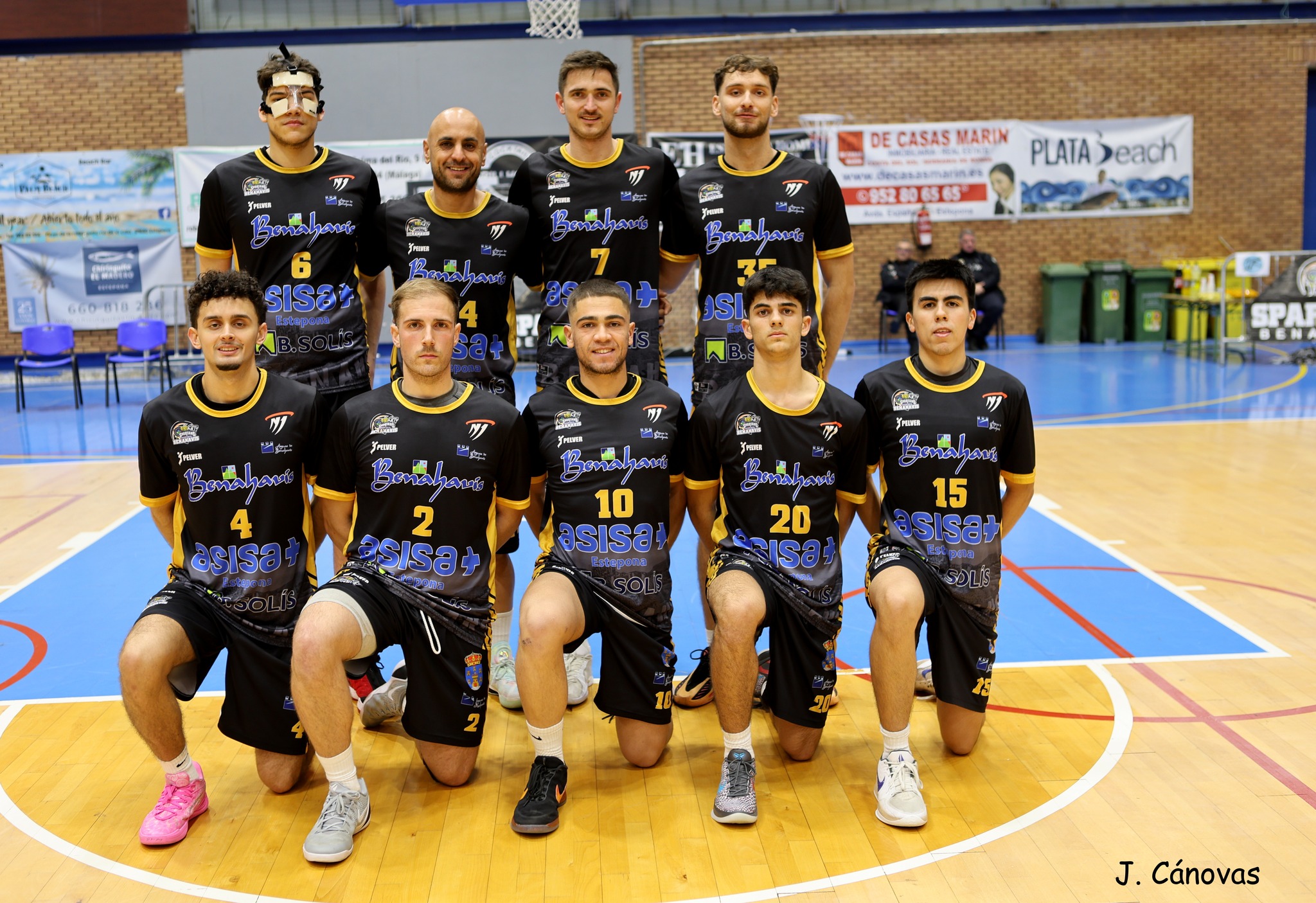 CRÓNICA NACIONAL N1 MASC. T25/26 | J20ª | El CB Benahavís superado en casa por el 6º clasificado Codimar Basket Genil

El partido se disputaba el pasado sábado 28 de febrero 2026, a las 19:00h, en el Colisseum Spartans de Benahavis.

El mermado equipo de Benahavís, con varios jugadores lesionados o sin poder participar, aguantaron solo dos cuartos, el 2º y el 4º, pero fueron superados claramente en otros dos, el 1º y el 3º, por un rival que dominó el encuentro sobre todo desde el perímetro (12/26 en triples), frente a los (2/13) de Benahavís.

Al descanso aun había opciones con -11 en el marcador, pero un nuevo arreon de los de Puente Genil llevaba las diferencias a las 20 puntos.

Los de «Codimar Basket Genil», con un gran ritmo tanto defensivo como ofensivo, y gran acierto desde el perímetro, vencieron el encuentro por un claro 57 a 79.

Parciales:
1) 13 – 22
2) 17 – 19
3) 14 – 23
4) 13 – 15

Toca seguir trabajando duro, a pesar de las múltiples lesiones de jugadores que el equipo está sufriendo, para intentar ser competitivos en esta exigente categoría Nacional.

Gran actitud del grupo a pesar de todo hasta el final, espíritu positivo, con un colectivo muy unido y con ganas de seguir mejorando con trabajo y disciplina.

Buena entrada de público, fieles seguidores para apoyar al equipo de Benahavis, en el Día de Andalucía.

Al final del encuentro como siempre «3er tiempo» con nuestra barra para todos los asistentes, y todos pudieron disfrutar de nuevo de varias coreografías espectaculares de bailes de «Isla Rose Dance Academy».

El próximo encuentro se disputará en el pabellón Municipal de Lucena, el sábado 7 de marzo de 2026, a partir de las 19:30 horas, frente al 1er clasificado, el CCB COTO LUCENA (Córdoba).

¡¡ Vamos Benahavis !!

GOSPARTANS
Benahavis_es_BALONCESTO