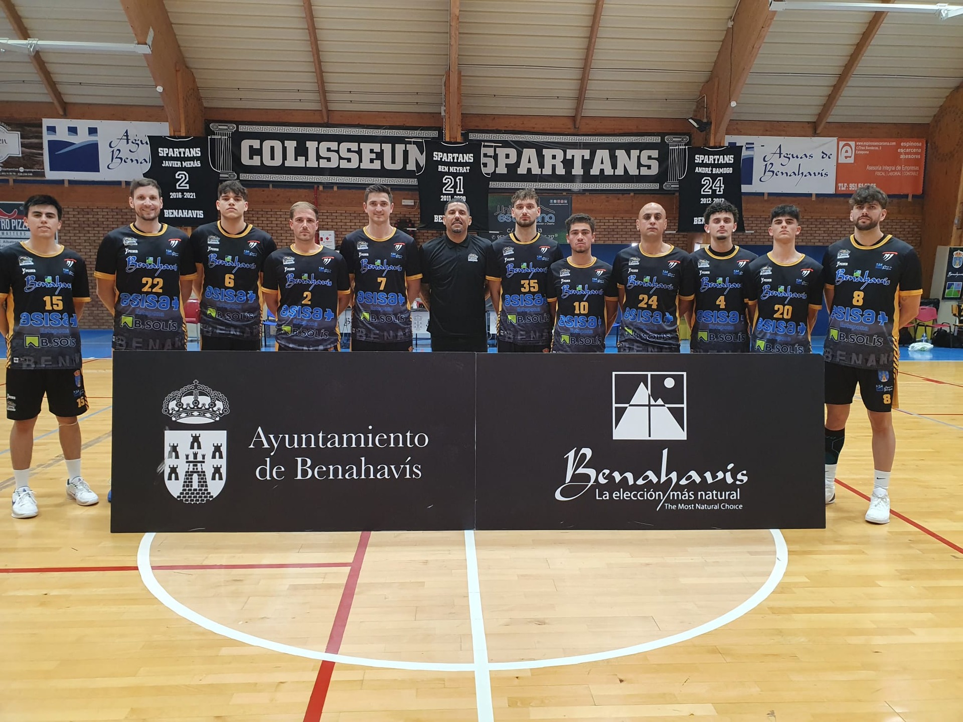 CRÓNICA | NACIONAL N1 MASC. T25/26 | J24ª | El CB Benahavís pierde en casa ante el CB Benalmádena por 74 a 90

Encuentro ante el 9º Clasificado, que tuvo lugar el pasado sábado 18 de abril de 2026, a las 19:00h, en el Colisseum Spartans de Benahavis.

El partido:

De nuevo un cuarto, en este caso el segundo, fue decisivo para el resultado final, a pesar que que Benahavís remontara hasta las 10 puntos de diferencia en los últimos tres minutos del partido, pero un ultimo arreón le dio la victoria a los de Benalmádena.
Con este resultado el CB Benahavís acababa con sus opciones de poder mantener deportivamente la categoría Nacional, pendientes de los resultados de su rival en la clasificación, el CD Cabra (Córdoba).

Parciales:

1) 17 a 17
2) 14 a 25
3) 20 a 26
4) 23 a 22

Toca seguir hasta el final, levantar cabeza de nuevo y trabajar duro para poder con honor llevarse la victoria en el ultima partido de liga de la temporada.

El partido fue dedicado a los dos patrocinadores principales, ASISA Seguros (Estepona) y Bonifacio Solis Construcciones.

Se realizaron varios sorteos en el descanso de merchandising de la compañía aseguradora, y se entrego el Trofeo MVP ASISA-CB BENAHAVIS TEMP.25/26, al jugador «Antonio Ortiz Romero«, con mejor valoración de la temporada del equipo de los Spartans de Benahavís. También se hicieron varios reconocimientos, a la mascota del Club «Javilin«, y al aficionado VIP de la temporada.

Como siempre las actuaciones espectaculares de la academia de baile «Isla Rose Dance Academy«, al final convivencia social de todos los presentes con la «Barra 3er Tiempo».

El último encuentro de la temporada 25/26 se disputará a domicilio, el sábado 25 de abril 2026, a partir de las 17:00 horas, frente al CB ALCALÁ DE LOS GAZULES (Cádiz), en el pabellón de esa localidad gaditana.

¡¡ No se lo pierdan !!

GOSPARTANS
Benahavis_es_BALONCESTO