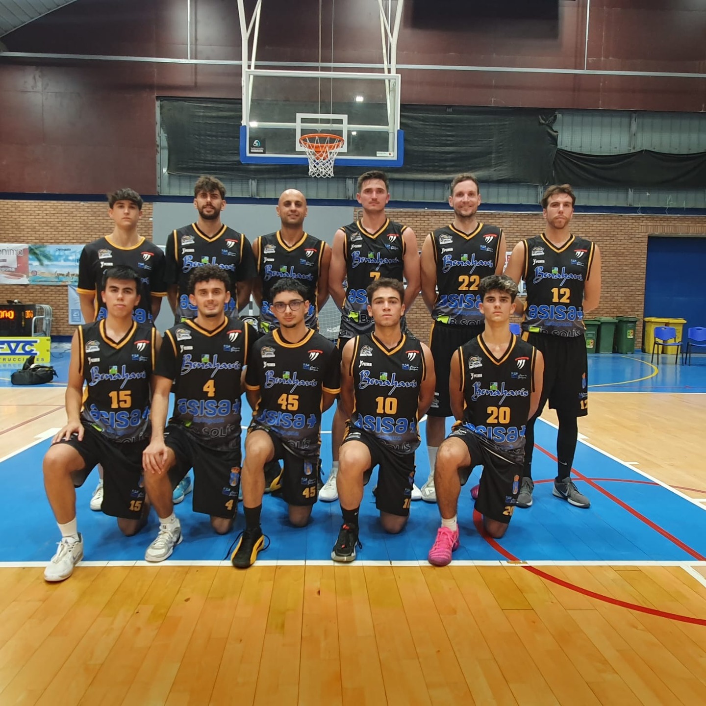 NACIONAL N1 MASC. T25/26 | J4ª | El CB Benahavís sigue mejorando, pero no remata, y pierde en casa frente a Málaga Basket por 76 a 87

Con un equipo que sigue mermado aun por las bajas, se presentaban ante su publico los Spartans de Benahavis su segundo partido como local, frente al Málaga Basket, que apunta maneras para estar en la parte alta de la clasificación.

El partido se disputaba el pasado sábado 25 de octubre, a las 19:00h, en el Colisseum Spartans.

El equipo de Benahavis fue de menos a mas, pero el contundente primer cuarto 17 a 27 para los malagueños de la capital, con varios lanzamientos de tres puntos anotados, hicieron la diferencia irremontable.

Nuestros valientes Spartans dieron mejor cara el segundo cuarto 16 a 20, y tras el descanso, de nuevo pelearon el tercer cuarto, 15 a 19, pero la diferencia obtenido por Málaga Basket en el prime cuarto pesaba demasiado.

Sacaron honor y mejoraban anotación los benahavileños, con un gran ultimo cuarto 28 a 21, llegando incluso al final a rebajar la diferencia en el electrónico en 11 puntos en contra. No se pudo remontar, y el equipo de Málaga Basket se llevaba merecidamente el encuentro por 76 a 87.

Hay que levantar cabeza, perseverar y seguir trabajando duro para intentar ser mas competitivos en esta exigente categoría Nacional, recuperar lesionados, e intentar reforzar en lo posible el roster del equipo.

Buena actitud a pesar de todo, con un grupo muy unido y con ganas de mejorar y trabajar juntos.

El próximo encuentro se disputará en el pabellón José María Martín Urbano «Los Guindos» de Málaga, el domingo 2 de noviembre 2025, a partir de las 12:00 horas.

¡¡ Vamos Benahavis !!
GOSPARTANS
Benahavis_es_BALONCESTO