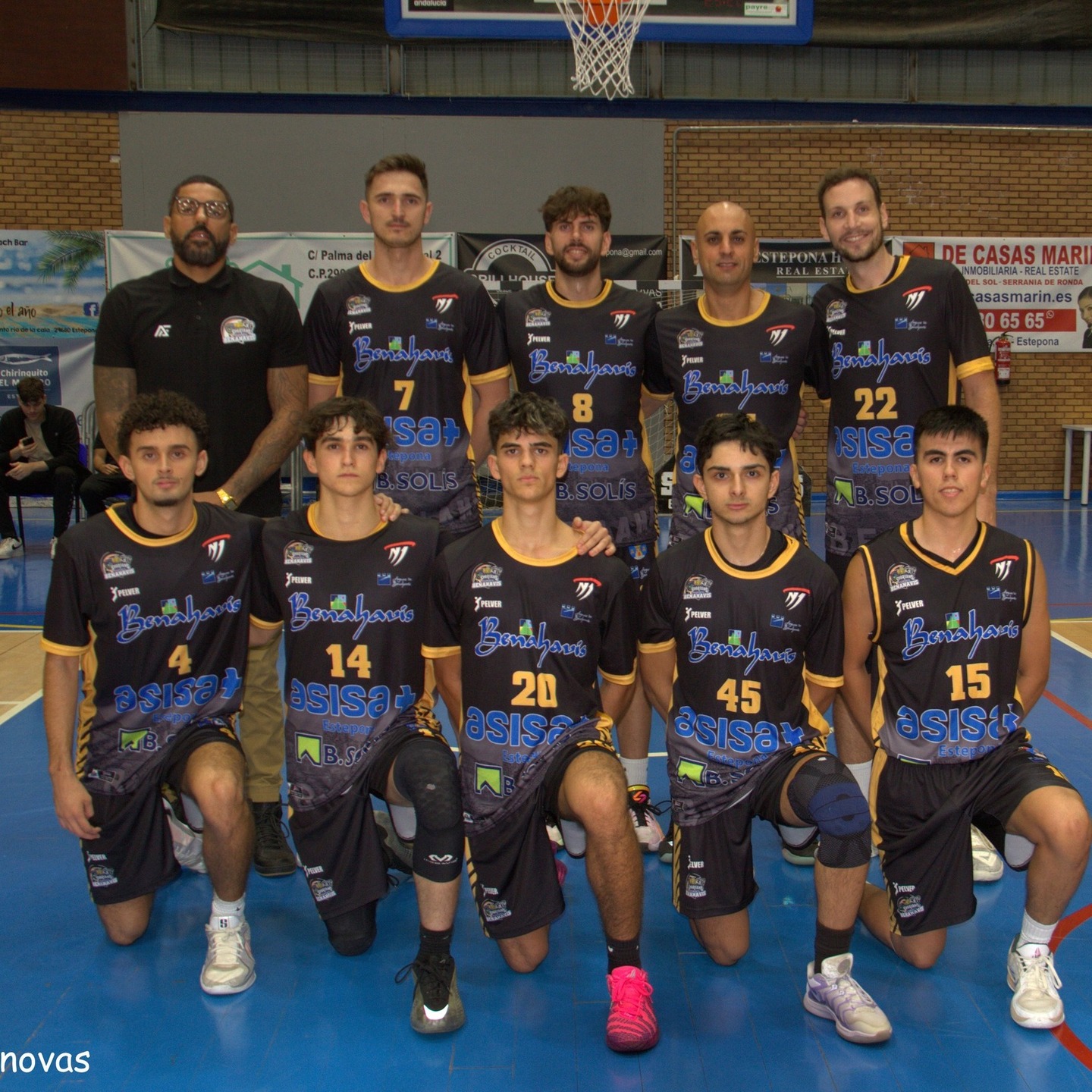 NACIONAL N1 MASC. T25/26 | J6ª | Un CB Benahavís plagado de bajas, le lastra un mal inicio perdiendo en casa frente al CB Puerto Real (Cádiz) por 45 a 68

Con un equipo aun más mermado por las bajas, la ultima de su base titular por lesión, se presentaba ante su publico los Spartans de Benahavis como local, frente al equipo gaditano del CB Puerto Real, también con algunas bajas, pero ordenados en ataque, y con grandes lanzadores desde el perímetro.

El partido se disputaba el pasado sábado 8 de noviembre, a las 19:00h, en el Colisseum Spartans de Benahavis.

Los de la costa del sol, con un mal arranque de partido, 11 a 22, donde nada entraba, al contrario que su rival visitante, se rendía a la evidencia del acierto cordobés desde la media distancia. Mejoraba en el segundo parcial venciendo por la mínima 14 a 13, dejando el electrónico con diferencia de 10 puntos, no insalvables.

Pero en el tercer cuarto los de Puerto Real apretaban en defensa, y anotaban también con facilidad, debido a la dificultad de efectivos en las rotaciones de los Spartans, como hemos indicado con varios jugadores aun lesionados. Resultado del parcial a favor de los visitantes, 8 a 19, que dejaba prácticamente sentenciado el encuentro. Ultimo parcial mas igualado, 12 a 14, y victoria final merecida para los gaditanos, por 45 a 68.

Ahora toca volver a levantar cabeza, aprender de esta derrota, perseverar y seguir trabajando duro para intentar ser mas competitivos en esta exigente categoría Nacional, recuperar algún lesionado que pueda sumar, e intentar reforzar en lo posible el roster del equipo.

Buena actitud a pesar de todo hasta el final del equipo, espíritu positivo, con un grupo muy unido y con ganas seguir mejorando con trabajo y disciplina.

Se confirmaba una buena entrada de público, fieles seguidores para apoyar al equipo de Benahavis, en estos difíciles momentos, y la nota amable fue la entrega de un reconocimiento especial a nuestro MVP particular, el hijo de nuestro entrenador, Dante Pellerin Bazan, futura promesa del baloncesto, obsequiado con Diploma y balón Wilson «MVP» firmado por toda la plantilla.