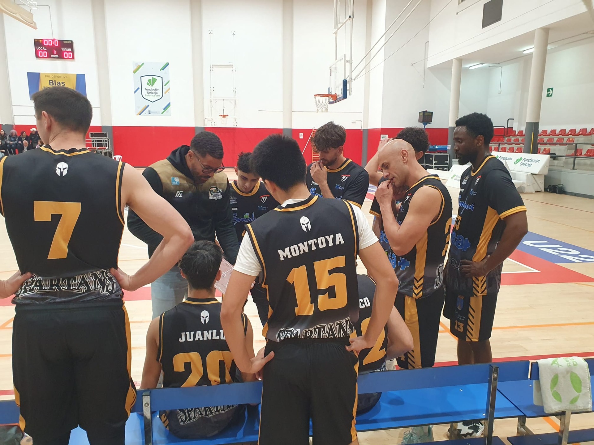 CRÓNICA NACIONAL N1 MASC. T25/26 | J9ª | El CB Benahavís no consigue sumar a domicilio frente al Alhaurín de la Torre, perdiendo por 89 a 51

El partido se disputaba el pasado sábado 29 de noviembre, a las 19:00h, en el pabellón Blas Infante de Alhaurín de la Torre.

Con dos jugadores a medio recuperar de sus lesiones, Benahavis se presentaba al partido con muchas ganas de poder sumar su primera victoria. Aguantaron los Spartans durante la primera parte del partido, pero en la segunda parte el poder anotador desde el perímetro de los alhaurinos hicieron la diferencia.

Primer cuarto muy competido e igualado, 17 a 15, donde los locales se escapaban tan solo en los últimos instantes por 2 puntos. En el segundo cuarto, 25 a 16, mas acertados los de Alhaurín de la Torre desde el perímetro, dejaban al descanso una diferencia de 11 puntos, 42 a 31, de nuevo no imposible de remontar.
Pero el tercer cuarto fue de nuevo crítico para los de Benahavís, que salían tras la pausa fuera en defensa y en ataque, al contrario que su rival, que anotaba con mayor facilidad. Parcial 23 a 11, que dejaba prácticamente sentenciado el partido. La dificultad en las rotaciones, la acumulación de faltas sobre los titulares, y los dos jugadores que a pesar de regresar de sus lesiones, quisieron ayudar al equipo, no permitieron la remontada, y los alhaurinos se llevan merecidamente el encuentro por 89 a 71.

Objetivos: Seguir aprendiendo de cada derrota y continuar trabajando duro en los entrenamientos, para conseguir estar al mejor nivel posible para esta exigente categoría Nacional.

Buena actitud a pesar de todo, con un grupo siempre muy unido y con ganas de mejorar y trabajar juntos.

El próximo encuentro se disputará en el pabellón de Deportes de Benahavis, el sábado 6 de diciembre de 2025, a partir de las 19:00 horas, frente al CB Cimbis (San Fernando – Cádiz).

¡¡ Vamos Benahavis !!

GOSPARTANS
Benahavis_es_BALONCESTO