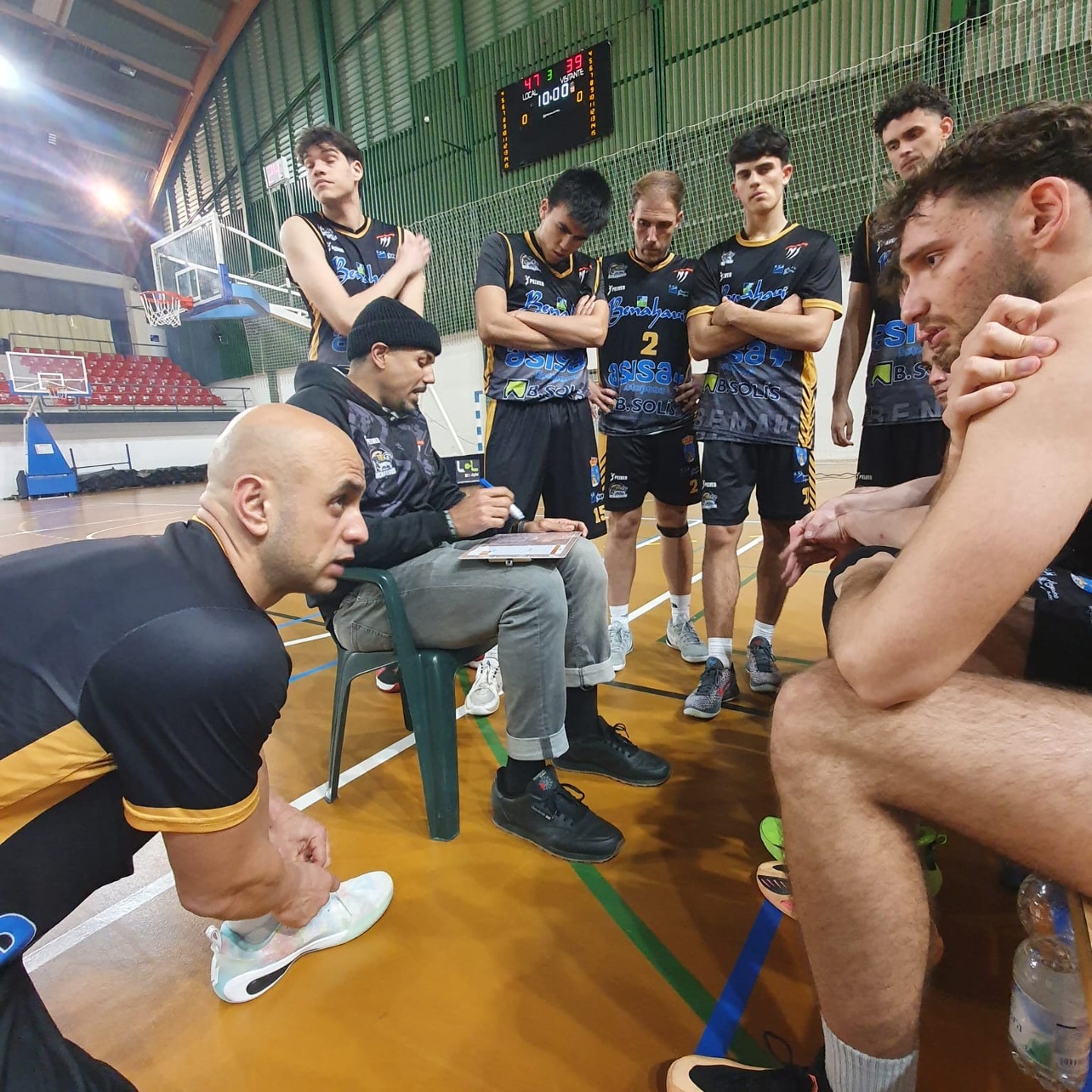 CRÓNICA | NACIONAL N1 MASC. T25/26 | J21ª | El CB Benahavís pierde ante el leader en Lucena (Córdoba) por 98 a 74 

No refleja el marcador final la gran lucha que realizó el equipo de Benahavís ante el leader de la competición, el conjunto de CCB Lucena cordobés, con plantilla y aspiraciones claras al ascenso de categoría.

Aunque el primer cuarto fue claramente para los de Lucena, por 22 a 10, en el segundo cuarto reaccionaban bien los Spartans con un gran parcial, ganándolo por 25 a 29 de manera meritoria, y dejando en -8 la diferencia al descanso, por 47 a 39.

Tras la pausa el equipo de Benahavís seguía enchufado desde el perímetro y encontrando soluciones en el ataque estático, con garra y coraje conseguían incluso ponerse por delante en el marcador, pero hubo respuesta local, para evitar que los de la Costa del Sol se escaparan. El tercer cuarto fue de nuevo para los Spartans, por 22 a 23, con un -7 en el electrónico que reflejaba al término del cuarto un 69 a 62.

En el ultimo cuarto, hasta el minuto 4, el marcador iba 69 a 65, solo -4 de diferencia, pero aparecieron los jugadores referentes del equipo de Lucena, que con menos oposición defensiva debido a las rotaciones, acumulación de faltas y cansancio de los de Benahavis, anotaban varios triples consecutivos, y se escapaban de nuevo en el marcador. El cuarto lo dice todo, 29 a 12 para los cordobeses, que se llevaban el encuentro con el resultado final de 98 a 74.

Una diferencia final que no demuestra el gran trabajo realizado por los Spartans sobre el terreno de juego durante más de dos cuartos.

Queda claro que permanecer concentrados los 40 minutos del partido resulta fundamental si se quiere tener opciones de vencer a cualquier equipo.

Tocar seguir hasta el final, levantar cabeza y trabajar duro, a pesar de las múltiples bajas por lesión que está sufriendo la plantilla. 

Buena actitud a pesar de todo, con un grupo muy unido y con ganas de seguir mejorando.

El próximo encuentro se disputará en el pabellón de Benahavis, «Colisseum Spartans», el sábado 14 de marzo 2026, a partir de las 19:00 horas, frente al CB Alhaurin de la Torre (Málaga).

¡¡ No se lo pierdan !!

GOSPARTANS
Benahavis_es_BALONCES