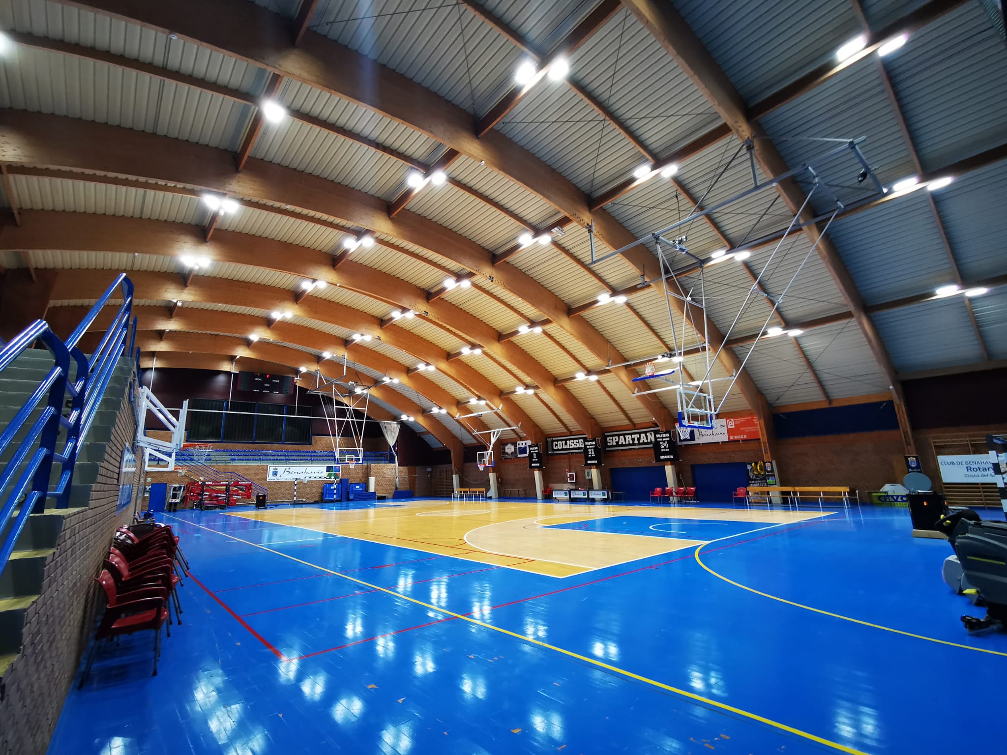 Mejora y Eficiencia Energética de la iluminación del pabellón de deportes de Benahavís con lamparas LEDS