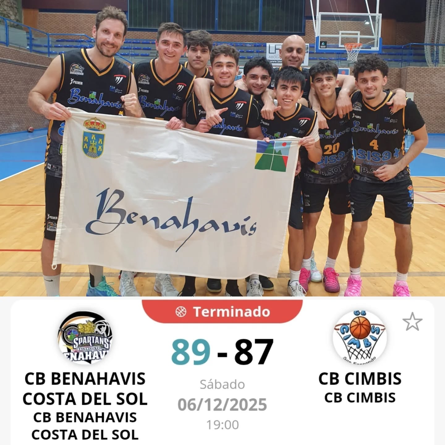 🚨⛹🏀 CRONICA / NACIONAL MASC. TEMP. 25/26 | J-10ª | CB BENAHAVIS COSTA DEL SOL vs CB CIMBIS SAN FERNANDO (CADIZ)

¡¡ GRANDES !! Los Spartans de Benahavis consiguen ante el CB Cimbis, una enorme y merecida victoria, por 89 a 87.

Partido disputado el pasado sábado 6 de diciembre 2025, a las 19:00h, en el pabellon de Deportes de Benahavís, nuestros Spartans demostraron y aplicaron todas estas semanas de duro trabajo, a pesar de las lesiones y ausencias por trabajo, con un grande y trepidante partido, llegando a tener incluso dos veces diferencias de 11 puntos a su favor, buen trabajo colectivo, desde los inicios hasta el final demostró su caracter en la pista, tanto defensivo como ofensivo, llevando a su casillero este mas que importante partido para su objetivo final.

Los vistantes remontaban con varios triples consecutivos demostrando su calidad y su posicion en la mitad de la tabla, pero la balanza cayó del lado benahavileño, con un final muy emocionante.

Primera victoria del CB Benahavis Costa del Sol, de esta exigente competición Nacional N1 de Andalucía, temp 25/26. ¡¡ A por mas !!

Parciales:
1️⃣ 21 – 20
2️⃣ 21 – 17 (42 – 37) Descanso
3️⃣ 16 – 23 (58 – 60) Fin 3er C.
4️⃣ 31 – 27 (89 – 87) Final

Espectaculares las coreografías de Isla Rose Dance Academy, y tras el encuentro el acostumbrado "3er tiempo", gratis para todos los asistentes en la nueva barra del pabellon. Continua la Campaña Benéfica Ningun Niñ@ Sin Juguetes hasta el 10 de enero 2026.

¡¡ Seguimos creciendo,.. seguimos trabajando !!

Próximo encuentro: Sábado 13 de diciembre de 2025, a las 18:30h, en el Pabellón de La Mosca de Málaga, frente al equipo de CB El Palo Basket4Life.

Vamos Spartans !!
Benahavís es Deporte, es Baloncesto