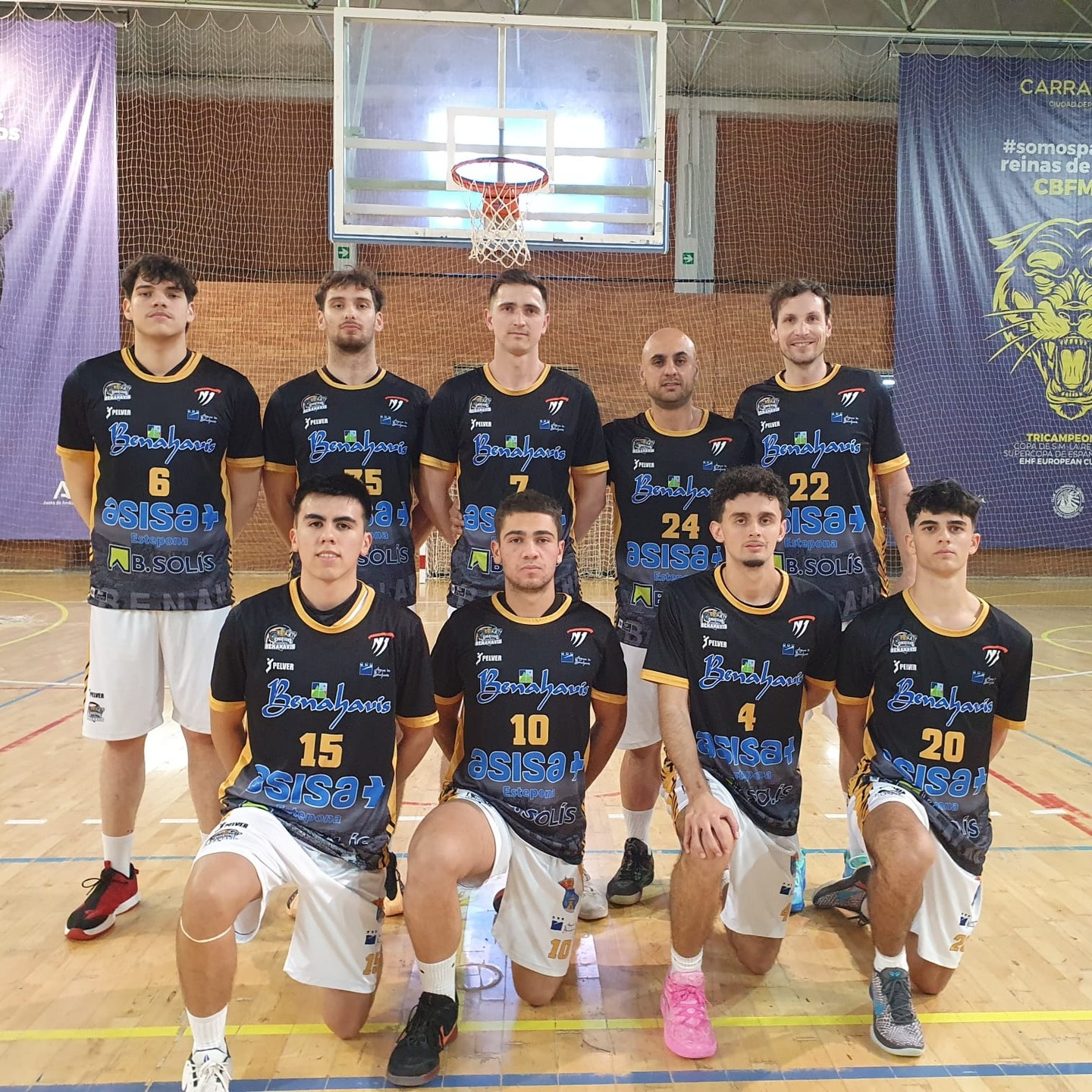 CRÓNICA | NACIONAL N1 MASC. T25/26 | J17ª | El CB Benahavís pierde frente al Clapis Teatinos Málaga Basket por 89 a 66

Partido que fue aplazado debido a las inclemencias del tiempo por alerta, se jugaba el pasado miércoles 25 de marzo de 2026, 21:30h, en el pabellón de la Ciudad Deportiva de Carranque (Málaga).

El rival malagueño, con un equipo joven e intenso más cohesionado y acertado desde el perímetro, y en su juego ofensivo, superaba no sin dificultad a los Spartans de Benahavis, mermado con varios lesionados, que pudieron realizar tres cuartos más que dignos, 1º (20 a 19), 3º (24 a 17), 4º (19 a 18), pero de nuevo un cuarto, en este caso el 2º (26 a 12), le lastraba para todo el resto del encuentro.

La falta de rotaciones debido a las ausencias pasaron factura, además de otros factores más defensivos y ofensivos.

Tocar seguir luchando hasta el final de esta complicada temporada, aun dependiendo Benahavís de si-mismos, para intentar lograr la permanencia, y sacar resultados positivos de los tres encuentros que les queda por disputar.

El equipo luchó hasta el final, pero rendidos a la evidencia del un rival mucho más dinámico tanto en defensa como en ataque.

El próximo encuentro se disputará en el pabellón de Benahavís, «Colisseum Spartans», jornada 24ª, el sábado 11 de abril de 2026, a partir de las 19:00 horas, frente al CB El Palo de Málaga.

¡¡ Vamos Spartans !!

Benahavis_es_BALONCESTO