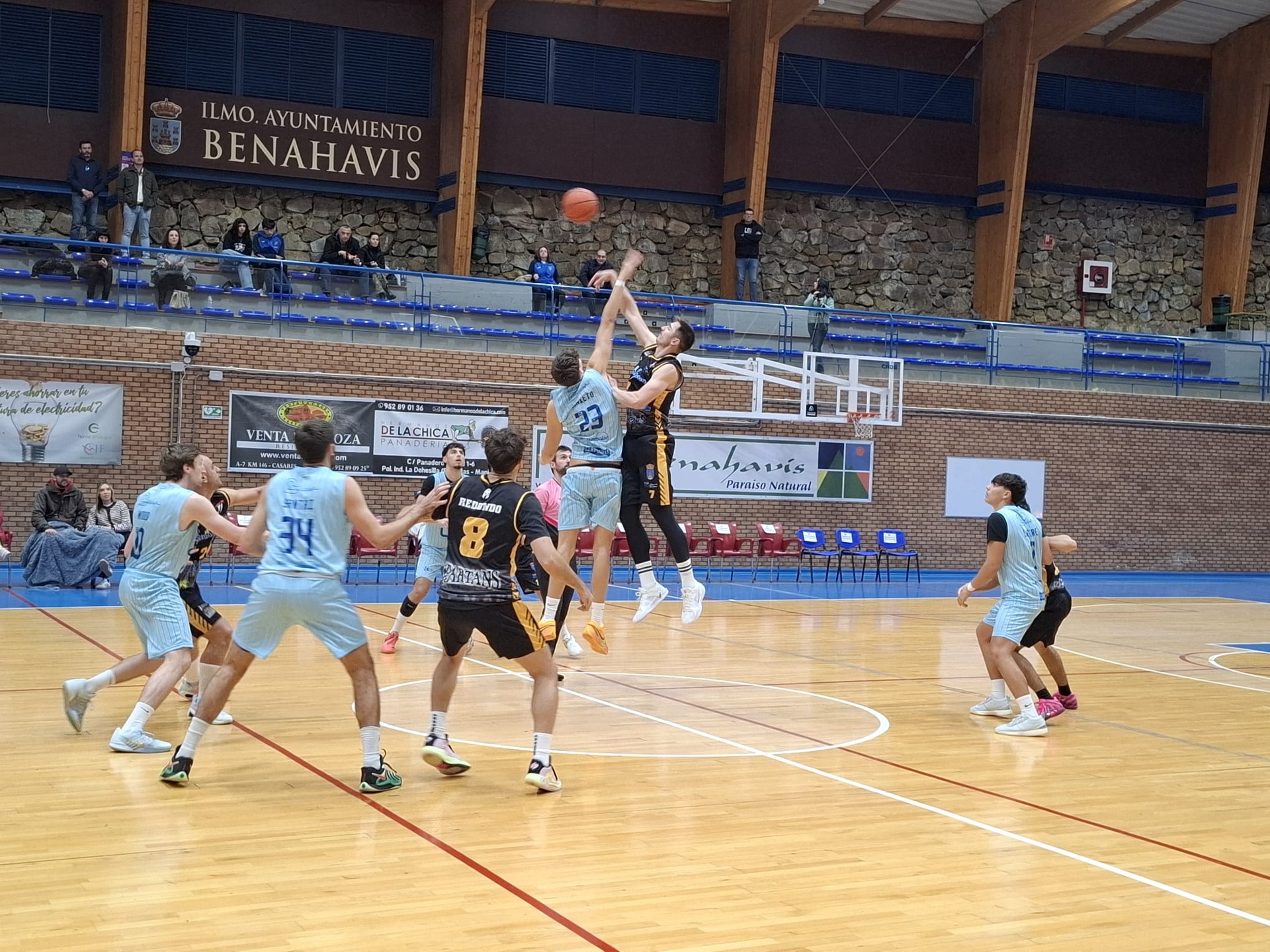 CRONICA NACIONAL N1 MASC. T25/26 | J8ª | El CB Benahavís no puede frenar el poder anotador del leader, perdiendo en casa frente al COTO CCB Lucena por 73 a 124

Con un equipo que sigue aun pendiente de recuperar algunos jugadores lesionados, se presentaba ante su publico el CB Benahavis como local, frente al eficiente equipo cordobés del Coto CCB Lucena, el leader de la competición Nacional, con grandes lanzadores desde el perímetro, que demostraron ser firmes candidatos para el ascenso de categoría.

El partido se disputaba el pasado sábado 22 de noviembre, a las 19:00h, en el «Colisseum Spartans» de Benahavis.

El equipo de Benahavis, a pesar de conocer la calidad de su adversario, empezaba bien el partido, plantando cara a los de Lucena, con el marcador del primer cuarto bastante igualado, que se decantó al final con dos canastas de larga distancia para los cordobeses, acabando 20 a 28. En los primeros minutos del segundo cuarto, Benahavis estaba a -5, pero empezó la maquina anotadora de los de Lucena, bombardeando a triples acertados, y muy superiores en este parcial 14 a 30, dejando al descanso el marcador a su favor por una gran diferencia 34 a 58. En el tercer cuarto, mas de lo mismo, tanto Wood, como Baena, por parte cordobesa, que anotaron 31 puntos cada uno, ademas de otros jugadores importantes, dominaban el ataque con sus lanzamientos, acabando el parcial 18 a 32. Las diferencias aumentaban para los visitantes, pero sacaron orgullo los Spartans de Benahavis, mejorando en ataque, pero su rival no desfallecía, y a base triples y juego rápido, ganaban el cuarto 21 a 31, y merecidamente el encuentro por 73 a 124.

Un resultado del encuentro, no por lo abultado del marcador, más que previsible ante el leader de la competición, que demostró sobradamente su calidad, y de nuevo toca levantar cabeza, aprender de esta dura derrota, perseverar y seguir trabajando duro para intentar ser mas competitivos en esta exigente categoría Nacional, recuperar algún lesionado que pueda sumar, y conseguir refuerzos para mejorar el roster del equipo.

Buena actitud de todo el equipo a pesar de todo hasta el final del encuentro, con un grupo muy unido.