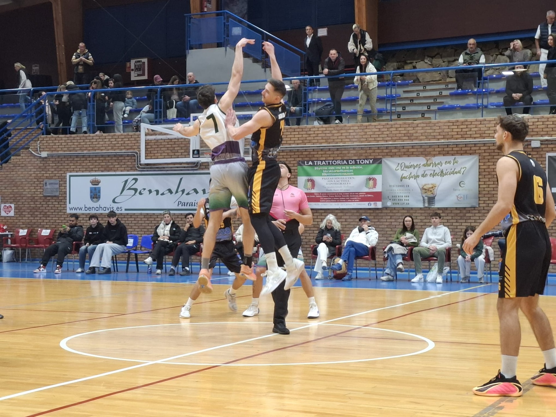 CRÓNICA NACIONAL N1 MASC. T25/26 | J18ª | El CB Benahavís superado en casa por el 3er clasificado EBG Málaga

El partido se disputaba el pasado sábado 14 de febrero 2026, a las 19:00h, en el Colisseum Spartans de Benahavis. Un encuentro muy competido hasta el final, con diferencias que oscilaron los 10 puntos durante todo el ultimo cuarto.

Los de EBG, 3er clasificado y filial del Unicaja, impusieron un gran ritmo tanto defensivo como ofensivo, con gran acierto desde el perímetro, (anotaban 11 triples), y vencieron no sin dificultad el encuentro por 57 a 69.

El equipo de Benahavís remontaba un marcador adverso hasta dejarlo en 12 puntos hasta los últimos cinco minutos para el final, pero no consiguieron frenar el poder anotador y reboteador de los jóvenes malagueños.

Parciales:
1) 16 – 17
2) 13 – 23
3) 08 – 13
4) 20 – 16

Toca seguir trabajando duro para intentar ser aun mas competitivos en esta exigente categoría Nacional, y recuperar algún lesionado.

Gran actitud del grupo a pesar de todo hasta el final, espíritu positivo, con un colectivo muy unido y con ganas de seguir mejorando con trabajo y disciplina.

Buena entrada de público, fieles seguidores para apoyar al equipo de Benahavis, con día especial de San Valentín donde se hicieron varios sorteos (peluches, dulces y bombones), además de dos mochilas de la compañía ASISA Seguros Estepona.

Se pudo contar con la presencia de dos importantes autoridades: El Alcalde de Benahavis, D. José Antonio Mena Castilla, acompañado de D. Elias Bendodo Benasayag, Miembro del Congreso de los Diputados de España.

Al final del encuentro como siempre «3er tiempo» con nuestra barra para todos los asistentes, y todos pudieron disfrutar de nuevo de varias coreografías de bailes de Isla Rose Dance Academy.

El próximo encuentro se disputará en el pabellón Barriada 512 de Puerto Real (Cádiz), el sábado 21 de febrero de 2026, a partir de las 19:30 horas.

¡¡ Vamos Benahavis !!

@aytobenahavis 
@dbz_asisa_estepona 
@bsolis_constructora 
@aruizmac