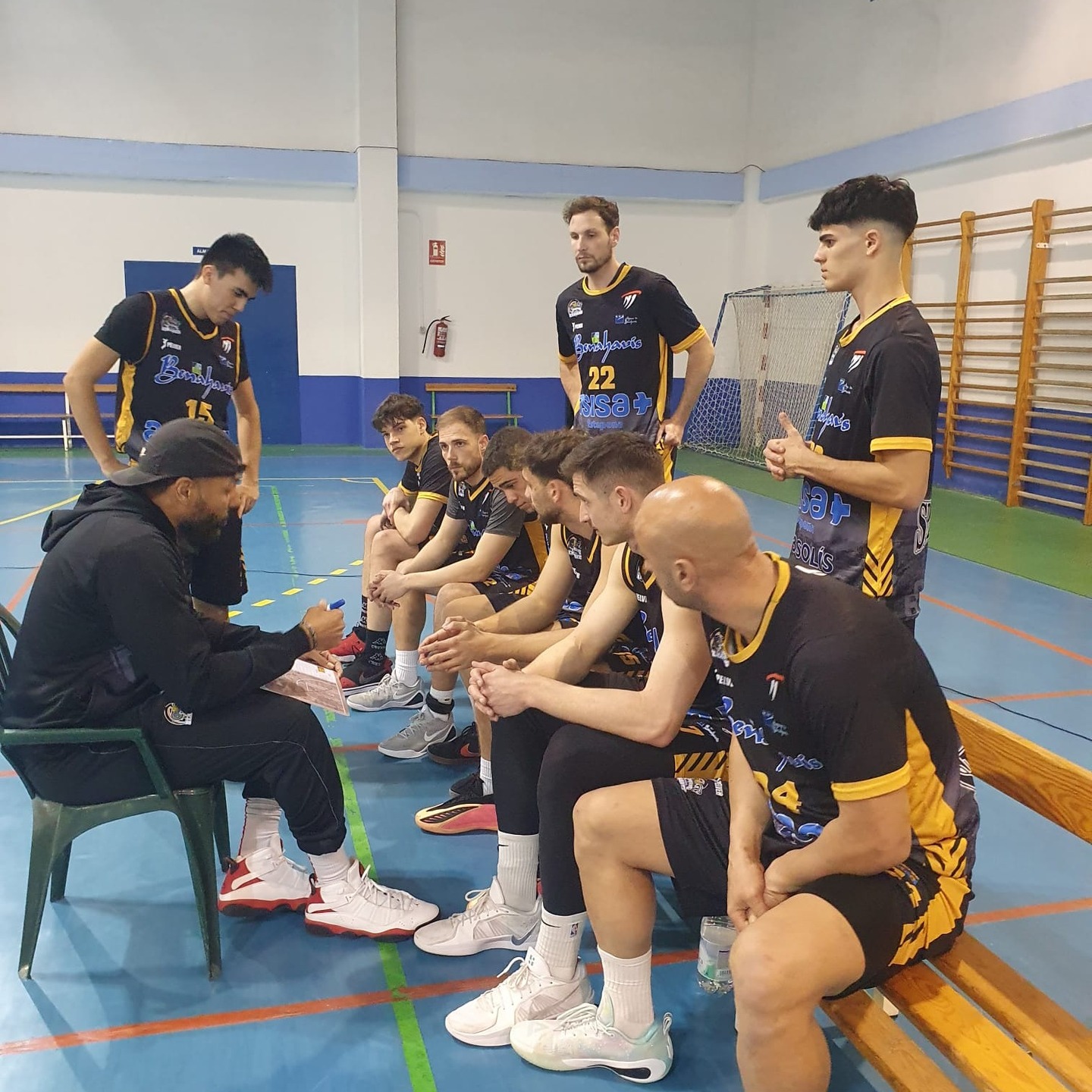 CRÓNICA | NACIONAL N1 MASC. T25/26 | J19ª | El CB Benahavís pierde en Puerto Real (Cádiz) por 75 a 63 

Una mala primera parte de los Spartans, aunque el primer cuarto apuntaba maneras con resultado de 18 a 12, los de Puerto Real apretaron en defensa atenazando cualquier intento de conseguir ataques fáciles y ordenados, a la vez de anotar ellos con fluidez en sus lanzamientos desde el perímetro, venciendo claramente el segundo cuarto por 26 a 9, y dejando al descanso el electrónico en 44 a 21.

Con nuevas instrucciones durante la pausa, los de Benahavis salieron enchufados en ataque, con varias opciones de anotación tanto exteriores como interiores, y aplicando una férrea defensa a su rival, venciendo claramente por 13 a 26, y aminorando hasta los 10 puntos la diferencia en el marcador al final del tercer cuarto, 57 a 47.

El camino de la remontada estaba trazado de seguir en la misma linea para los Spartans, pero su rival gaditano no lo iba a poner fácil, y el ultimo cuarto acababa prácticamente en tablas, 18 a 16, por lo que no se consolidó esa posible remontada final, venciendo los de Puerto Real por 12 puntos, 75 a 63.

Queda claro que permanecer concentrados los 40 minutos del partido resulta fundamental si se quiere tener opciones de vencer.

Tocar seguir y trabajar duro, a pesar de las múltiples bajas por lesión propias de la competición. Buena actitud a pesar de todo, con un grupo muy unido y con ganas de seguir mejorando.

El próximo encuentro se disputará en el pabellón de Benahavis, «Colisseum Spartans», el sábado 28 de febrero 2026, a partir de las 19:00 horas, frente al CB Puente Genil (Córdoba).

¡¡ No se lo pierdan !!

GOSPARTANS
Benahavis_es_BALONCESTO