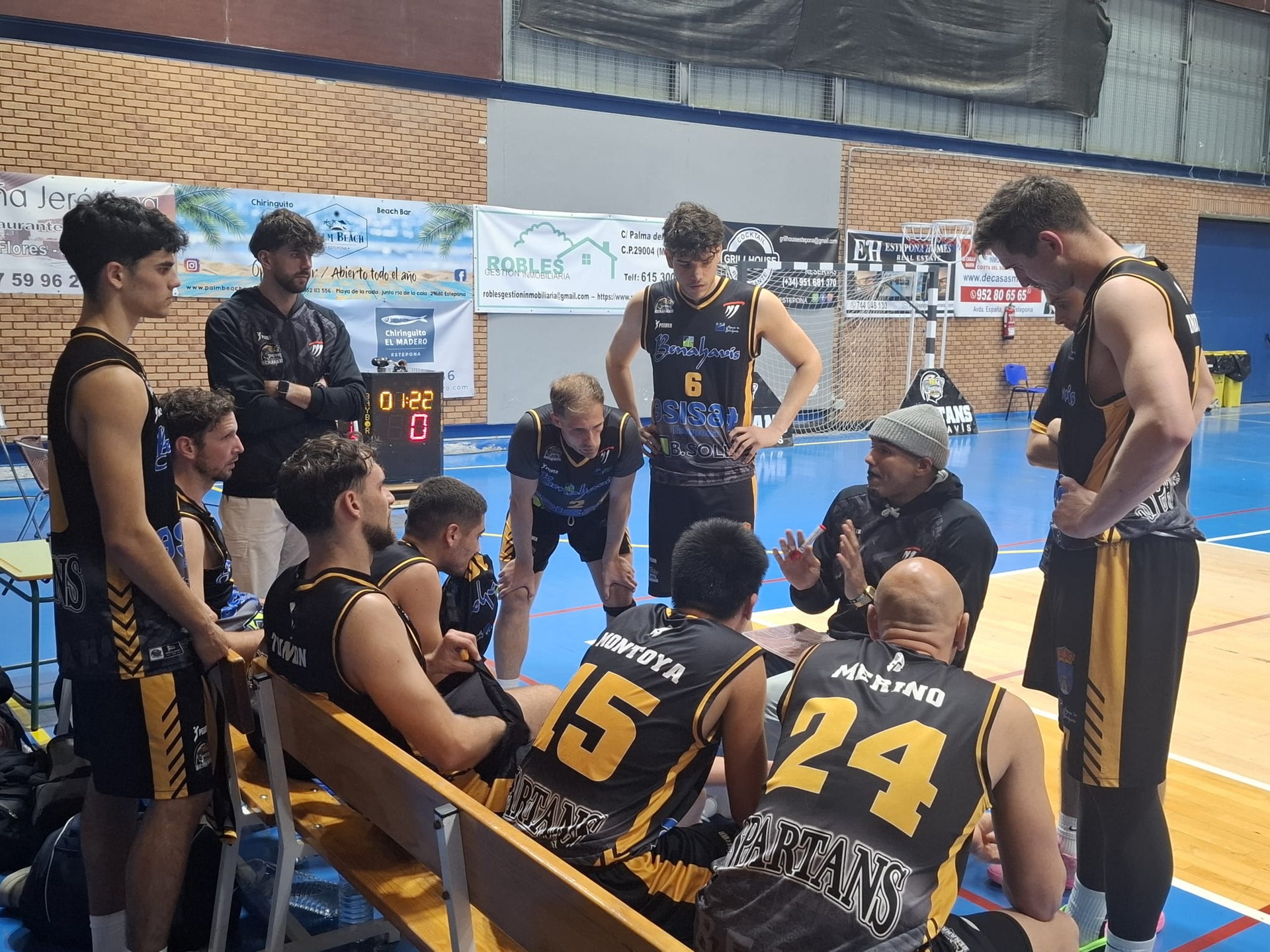 CRÓNICA | NACIONAL N1 MASC. T25/26 | J22ª | El CB Benahavís pierde en casa ante el Invermoneda Alhaurín de la Torre por 73 a 89

Encuentro que tuvo lugar el pasado sábado 14 de marzo de 2026, a las 19:00h, en el Colisseum Spartans, dedicado al Ayuntamiento de Benahavís y a Aguas de Benahavís.

Estuvo presente el concejal de Deportes del Ayuntamiento de Benahavís, D. Ignacio López Álvarez, con presentación en el descanso de la nueva imagen de la equipación del equipo. También tuvo lugar un reconocimiento a la labor de nuestro entrenador Evan Pellerin, y de su recorrido deportivo con el Club durante todos estos años, tanto como jugador, como posteriormente en labores de técnico.

El partido:
A pesar del resultado final, el partido estuvo muy disputado por ambos contendientes, y no fue hasta el minuto dos del ultimo cuarto que los de Alhaurín de la Torre apretaban mas en defensa y anotaban con mas facilidad en ataque, cuando el marcador iba 63 a 69.

De nuevo un ultimo parcial condenaba al equipo de Benahavis, que padecía sobrecargas de personales de sus jugadores mas importantes, y acusaban además de las bajas, la falta de rotaciones.

Primer cuarto dubitativo, 16 a 24 para los visitantes, y en el segundo se repuso Benahavís igualando 23 a 23, pero sin poder reducir los 8 puntos de diferencia en el marcador al descanso. 

En el tercer cuarto los Spartans acertaban mas que su rival, venciendo el parcial 22 a 20, pero de nuevo el ultimo cuarto se decantó del lado alhaurino con una gran defensa sobre los Spartans, rebotes ofensivos, y mayor acierto desde el perímetro.

Queda más que claro que permanecer concentrados los 40 minutos del partido resulta fundamental si se quiere tener opciones de vencer a cualquier equipo.

Toca seguir hasta el final, levantar cabeza de nuevo y trabajar duro, a pesar de las múltiples bajas por lesión que está sufriendo la plantilla.

Buena actitud a pesar de todo, con un grupo muy unido y con ganas de seguir mejorando.

Nuevamente espectaculares coreografías de los alumnos de baile de Isla Rose Dance Academy, y al final del encuentro el habitual «3er Tiempo» con todos los asistentes, en la barra de pabellón.