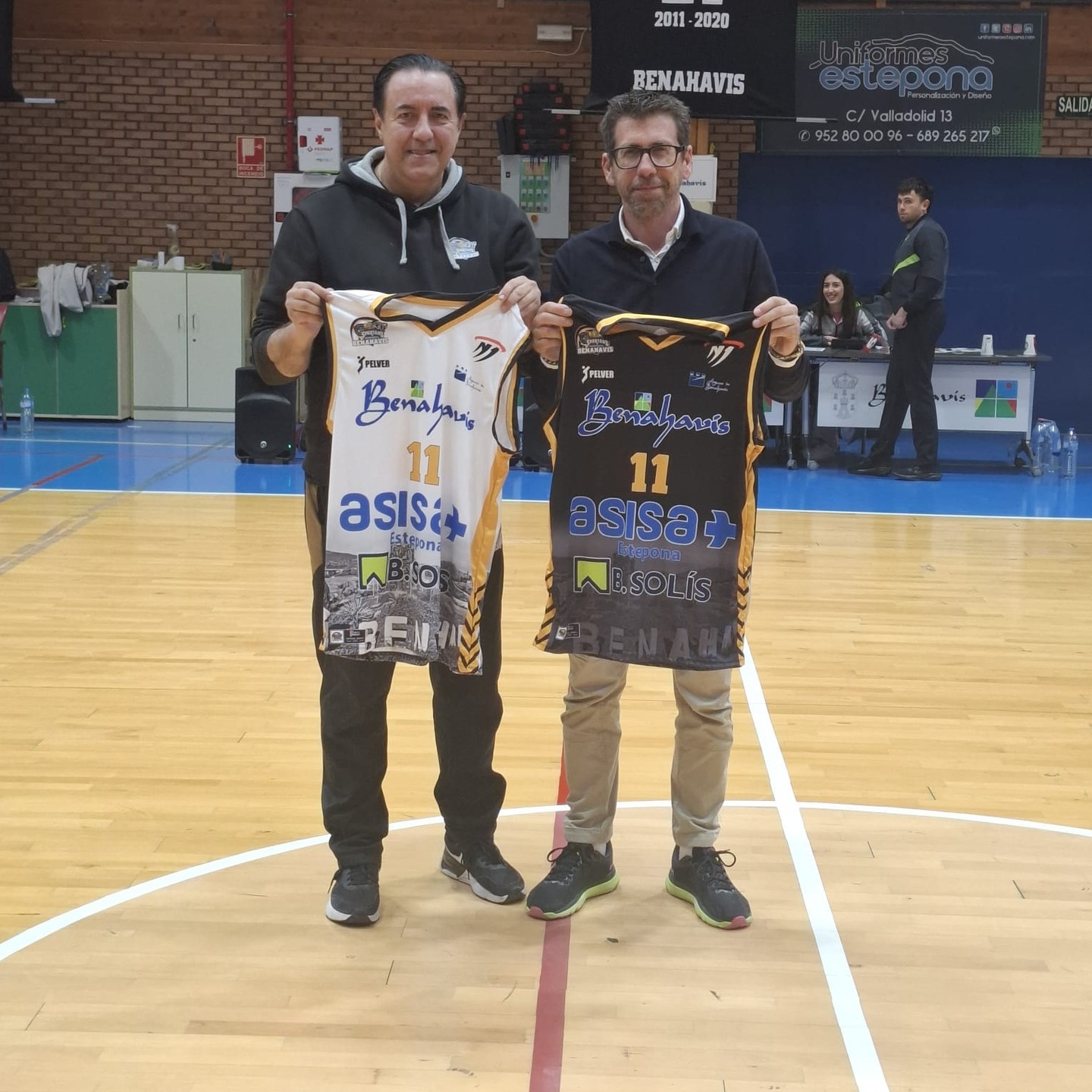 @ignacio.lopezz_ 
Gracias Ignacio por compartir unos momentos con nosotros !!

El concejal de Deportes de Benahavís, D. Ignacio López Alvarez pudo disfrutar de una buena parte del encuentro de la jornada 22ª, viviendo el gran ambiente que se organiza en el pabellón, posando con nuestro presidente con la presentación de las nuevas equipaciones de juego del primer equipo de Benahavís.

Aprovechó la ocasión para reconocer la labor del Club y comentar los nuevos proyectos en marcha para el Deporte de Benahavis, y del Baloncesto de cantera en particular, y tambien sobre posible futuro proximo del CB Benahavis, para la próxima temporada 25/26.