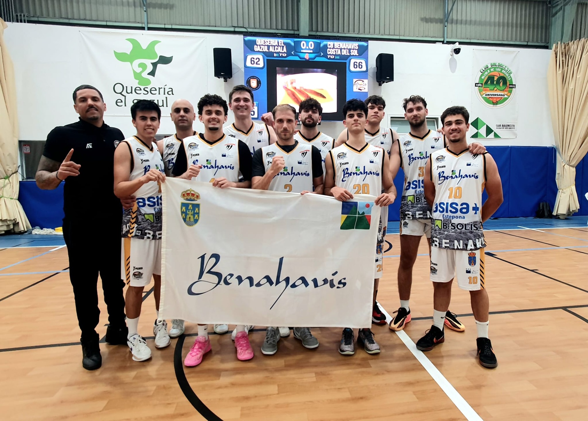 CRÓNICA / NACIONAL MASC. TEMP. 25/26 | J-26ª | Victoria a domicilio del CB Benahavis frente al CB Alcalá de los Gazules por 62 a 66

¡¡ GRANDES !! Los Spartans de Benahavis consiguen a domicilio ante el equipo gaditano del CB Alcalá de los Gazules, una trabajada y merecida victoria.

Partido disputado el pasado sábado 25 de abril 2026, a las 17:00h, en el pabellón municipal de esa localidad.

Nuestros Spartans demostraron carácter y orgullo en este último encuentro de la temporada, aguantando hasta del final el eficiente acierto exterior de su rival, y realizando un gran ultimo cuarto, con buenas defensas y mejores ataques, para llevarse el partido.

Parciales:

1) 19 a 17
2) 17 a 14
3) 16 a 16
4) 10 a 19

Sin trascendencia real en la clasificación final, pero hay que valorar el gran trabajo realizado por todo el equipo, jugadores y staff técnico, para esta quinta victoria del CB Benahavis Costa del Sol, en esta exigente competición Nacional N1 de Andalucía, temp 25/26. ¡¡ Orgullosos de todos vosotros !!

¡¡ Seguimos creciendo,.. seguimos trabajando !!

Ahora tocará solicitar en los despachos una plaza para seguir compitiendo en esta categoría Nacional N1 de Andalucía, y preparar la nueva Temporada 2026/2027, siempre que se consigan también los medios económicos suficientes que lo permita.

¡¡ Vamos Spartans !!

Benahavís es Deporte, es Baloncesto